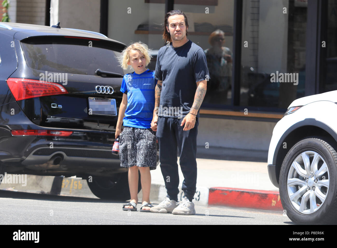 Pete Wentz and his son Bronx leave after having coffee in the Studio(00)