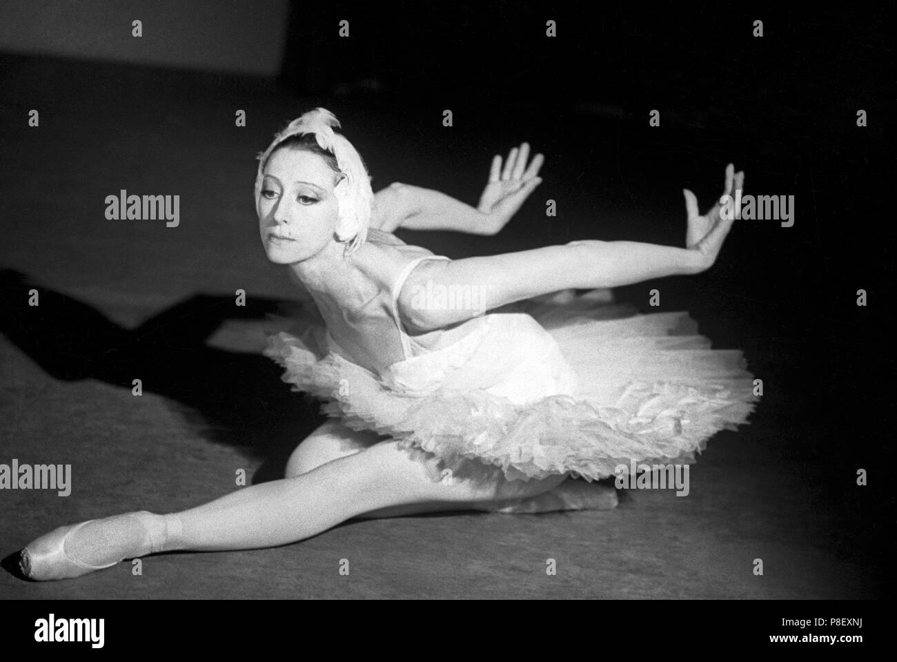 spriječiti tijesan  Maya Plisetskaya as Odette in the Ballet Swan Lake. Museum: © International  Maya Plisetskaya and Rodion Shchedrin Foundation Stock Photo - Alamy
