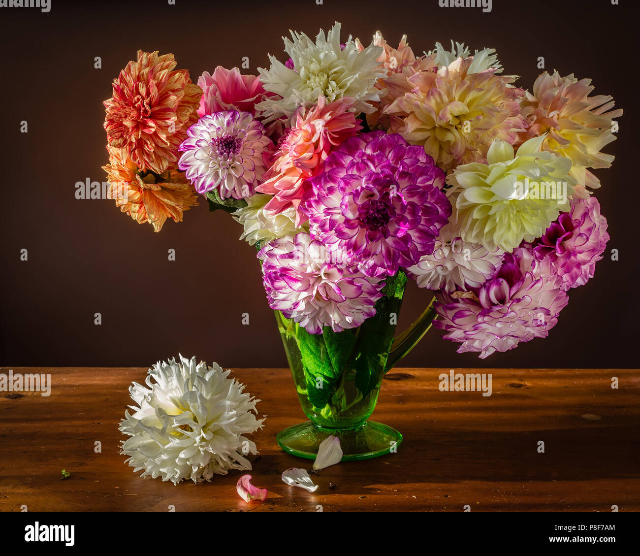 Dahlias vase hi-res stock photography and images - Alamy
