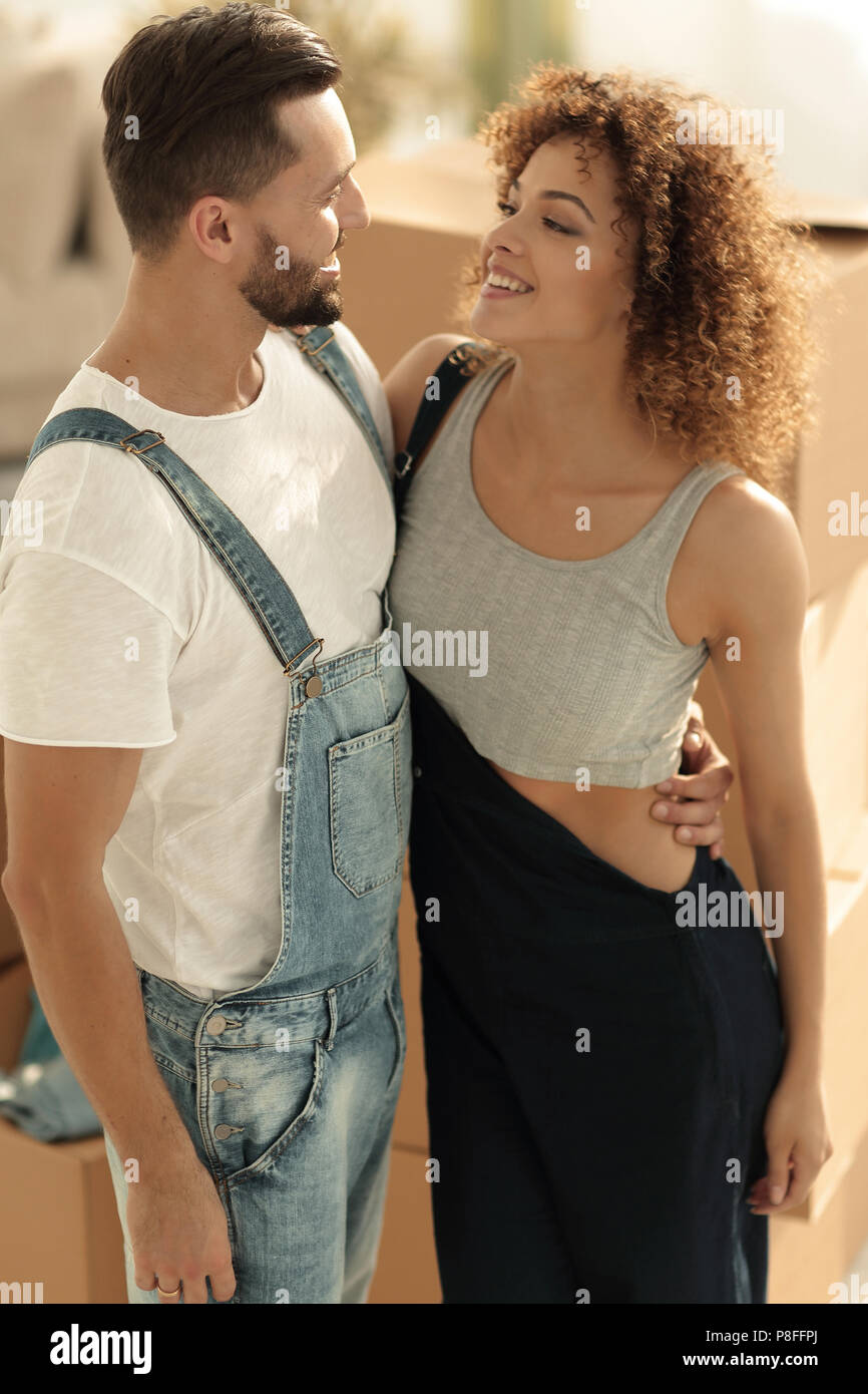 Portrait of a married couple when moving to a new house Stock Photo - Alamy