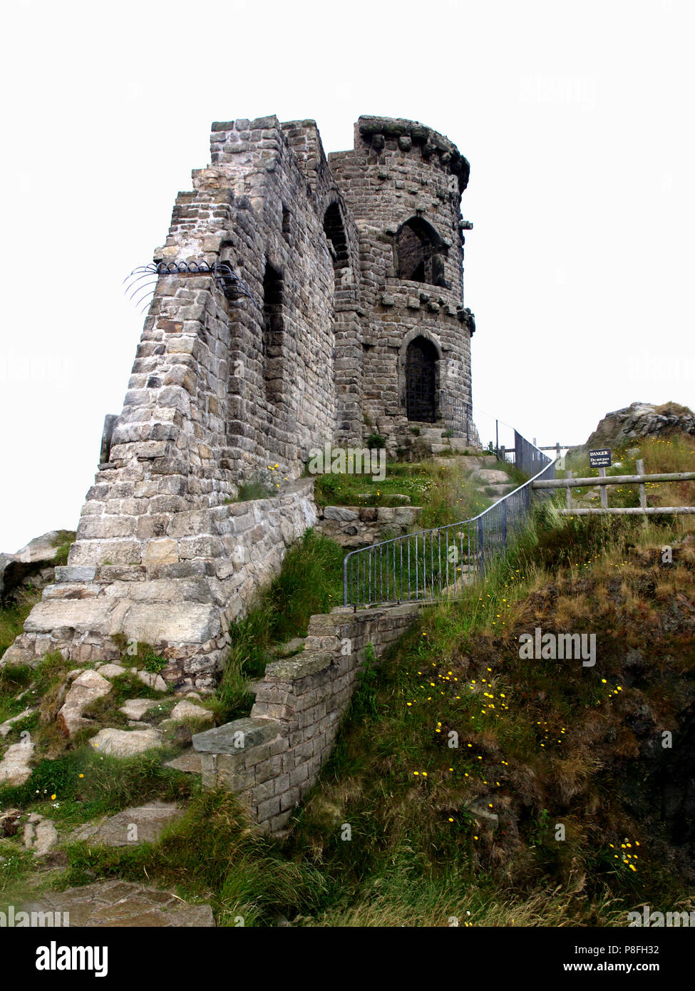 Mow Cop Castle, a ruined folly built as a summerhouse by Randle Wilbraham l on the Cheshire, Staffordshire border in England Stock Photo