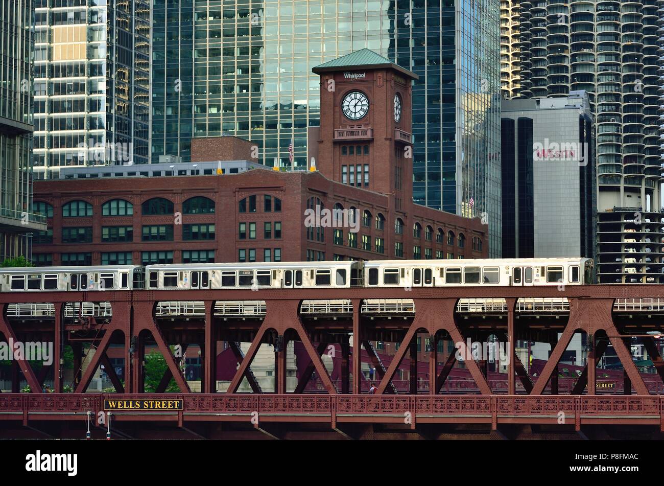 Chicago, Illinois, USA. A Chicago CTA Brown Line rapid transit train crossing the Chicago River on the Wells Street Bridge. Stock Photo