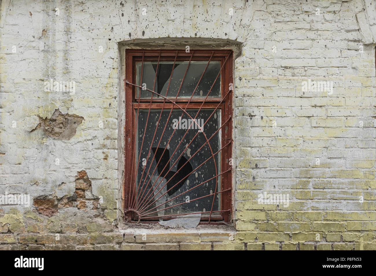 Shattered window hires stock photography and images Alamy