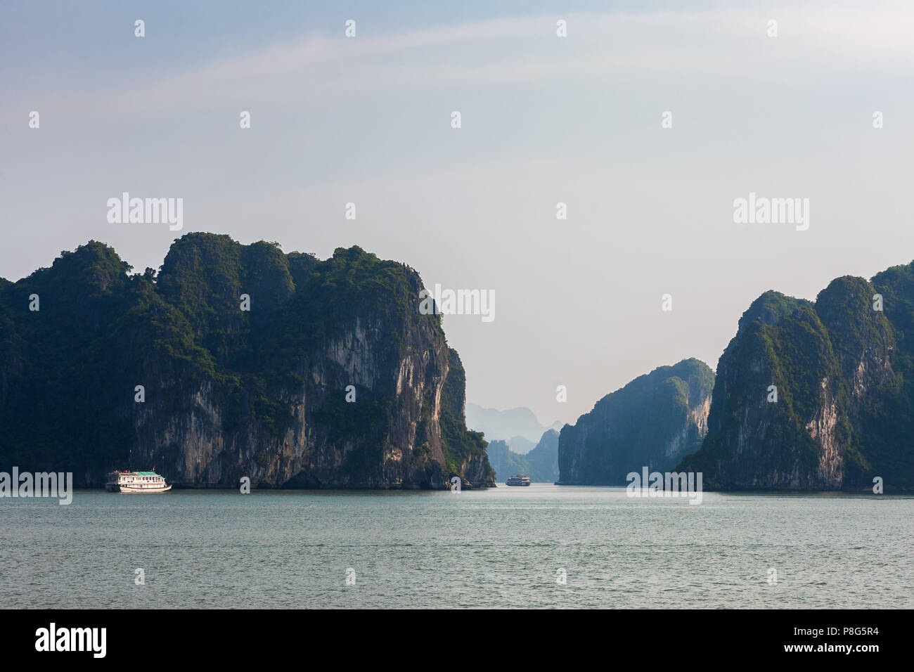 The narow channel between Đảo Đầu Gỗ and hòn Hang Sò, two of the many hundreds of islands in Ha Long Bay, Quảng Ninh Province, Viet Nam Stock Photo