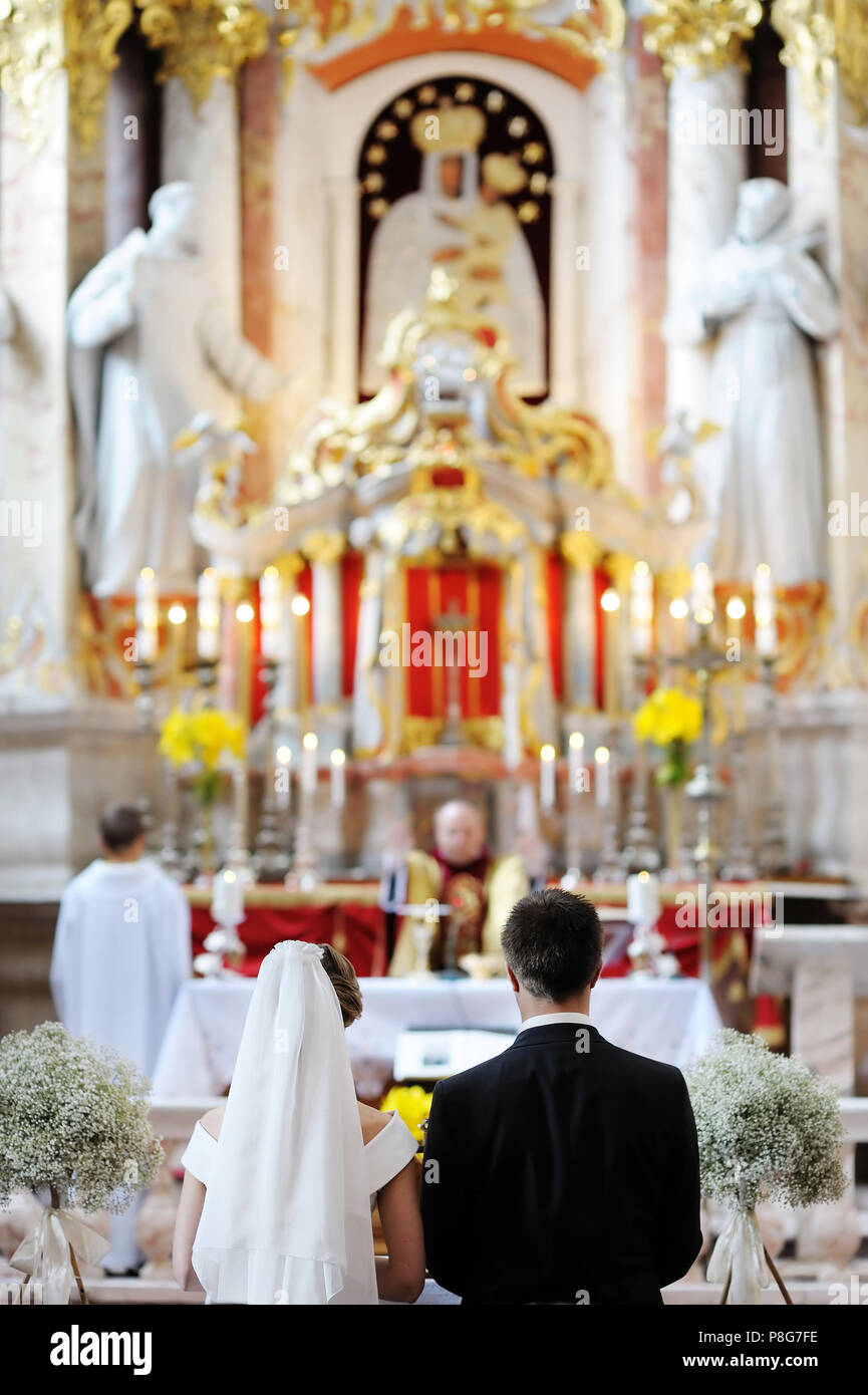 Bride groom priest altar hi-res stock photography and images - Alamy