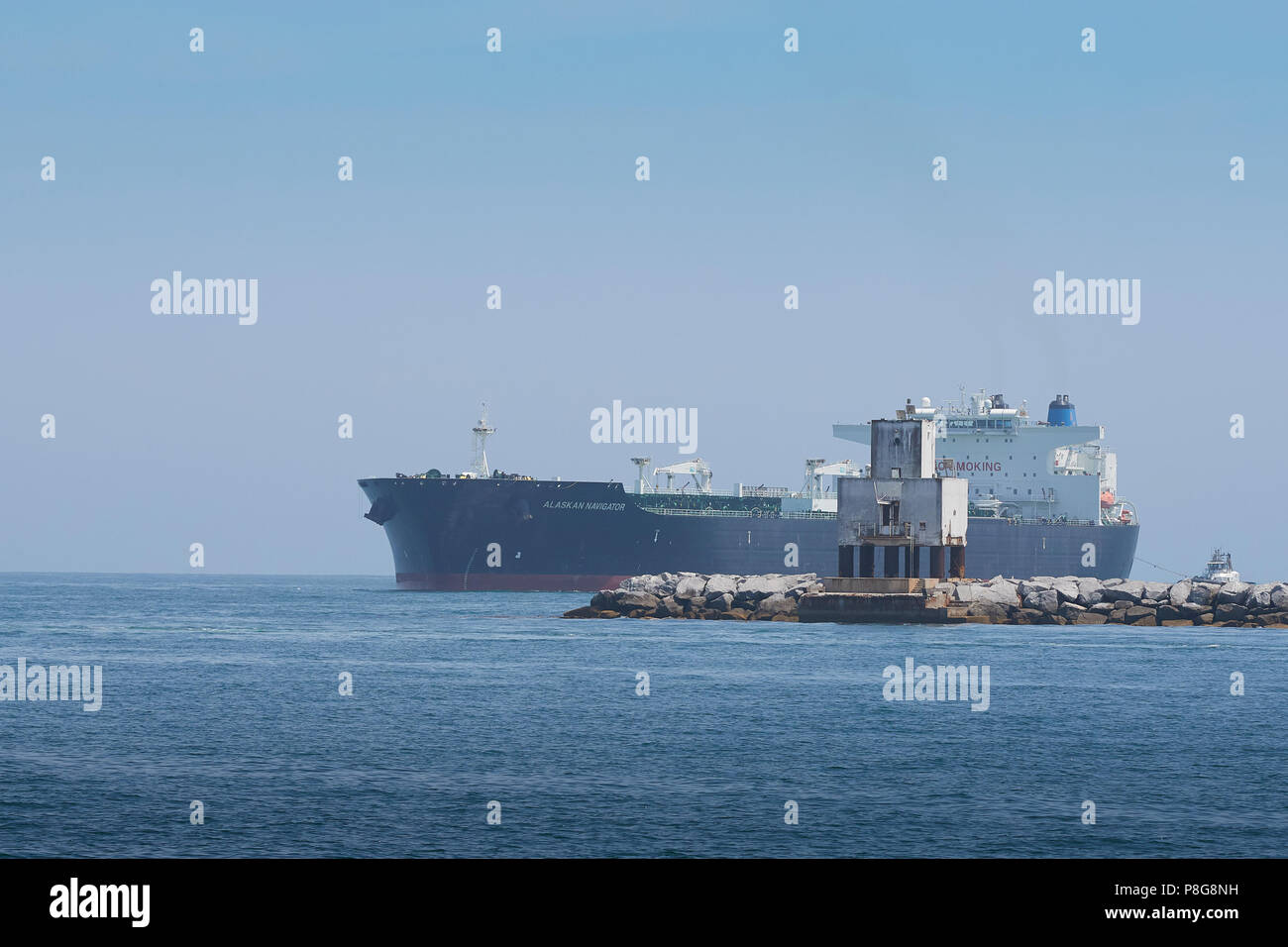 Supertanker enters port hi-res stock photography and images - Alamy