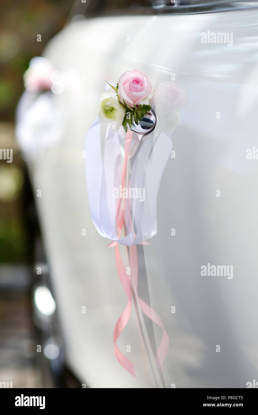 Wedding car decorated with pink rose and ribbons Stock Photo Alamy