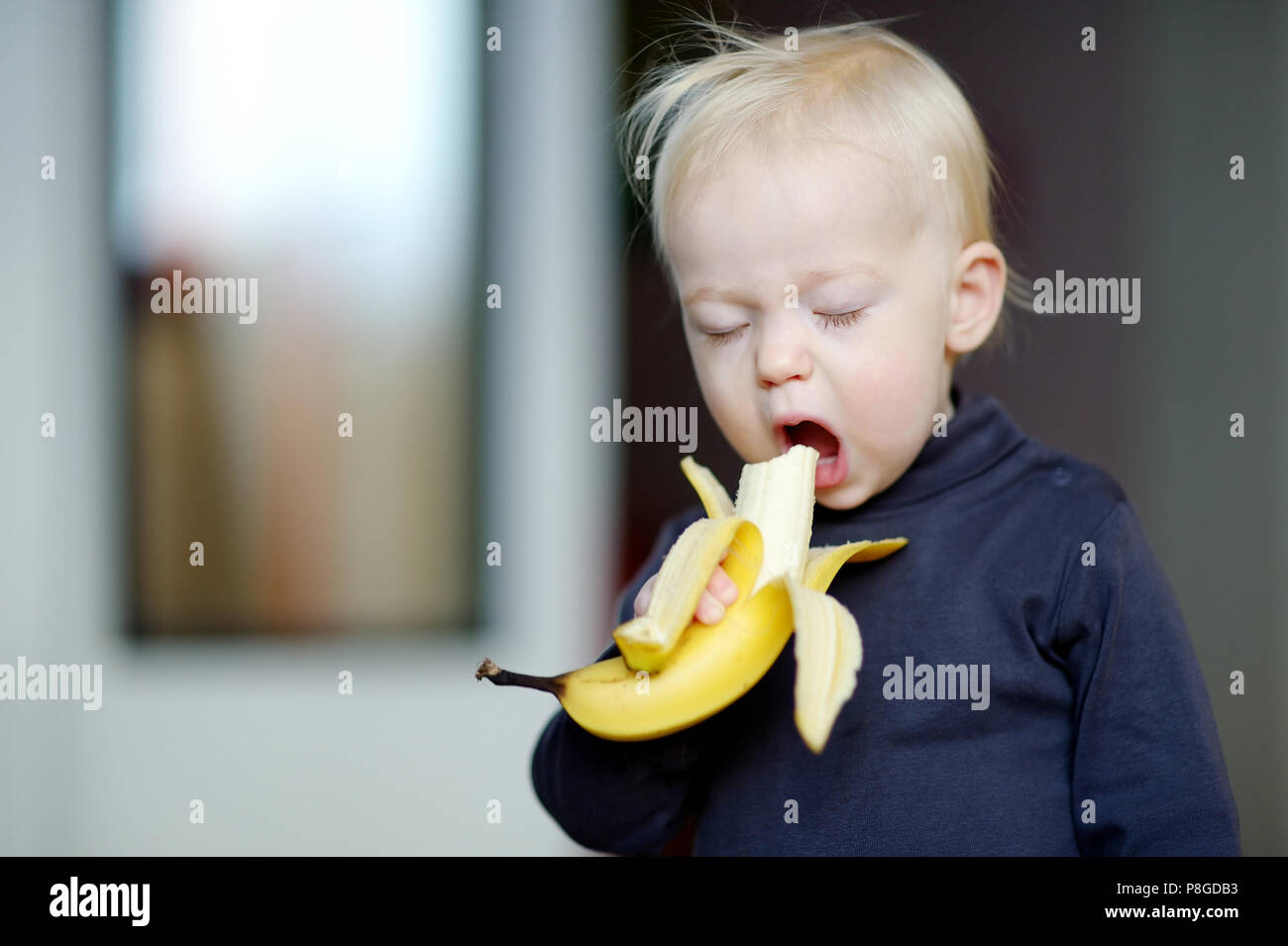 Small girl eating banana hi-res stock photography and images - Alamy