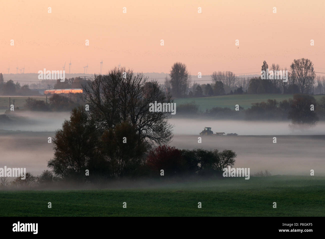 Fog over fields hi-res stock photography and images - Alamy