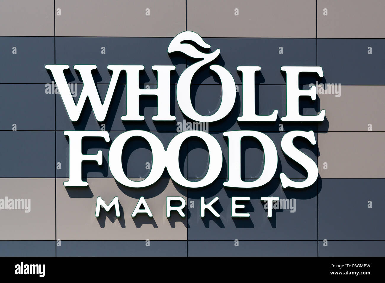 ST. PAUL, MN/USA MAY 7, 2017 Whole Foods Market exterior and logo