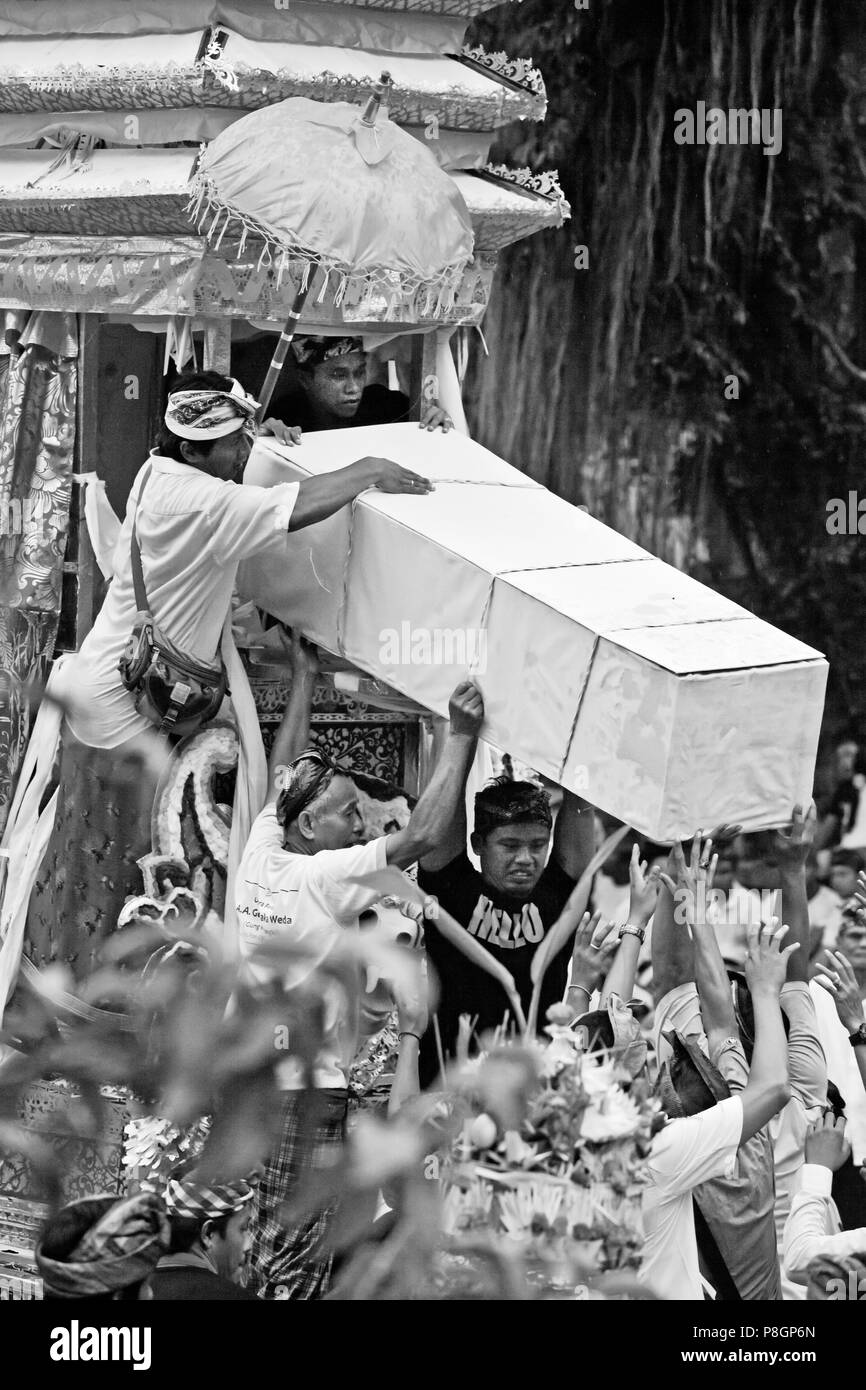 A Hindu style CREMATION PROCESSION where the dead body is transported in a pagoda - UBUD, BALI, INDONESIA Stock Photo