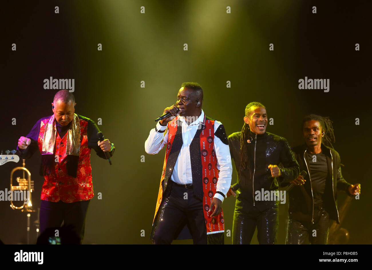 Munich, Germany. 10th July, 2018. Ralph Johnson (L) and Philip Bailey, musicians of the soul and funk band 'Earth, Wind & Fire', stand on stage in the course of the Tollwood Summer Festival. Credit: Karl-Josef Hildenbrand/dpa/Alamy Live News Stock Photo