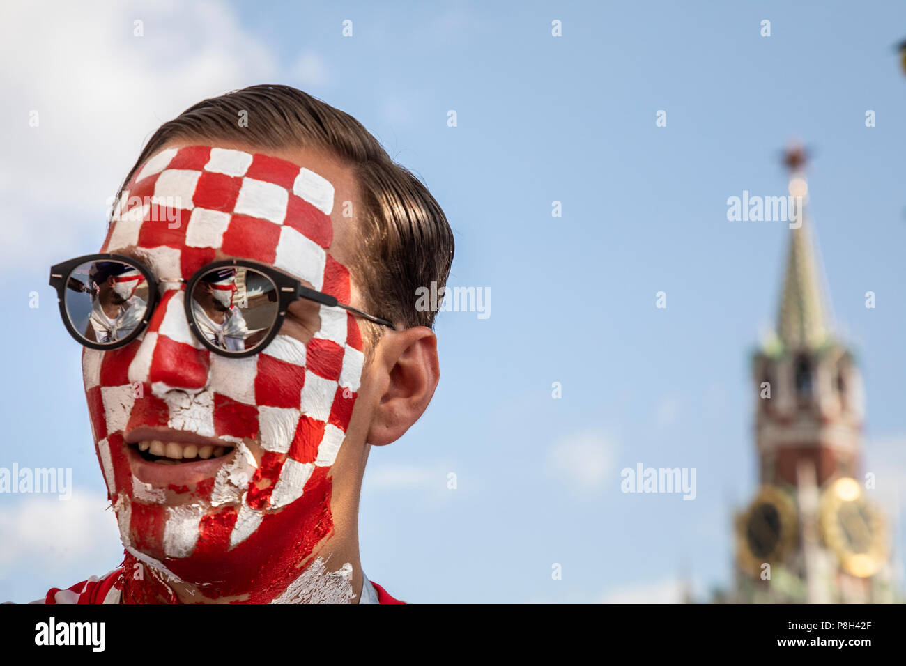 Moscow, Russia. 11th July, 2018. English and Croatian football fan cheer on the Red Square in Moscow during the World Cup FIFA 2018 Russia Credit: Nikolay Vinokurov/Alamy Live News Stock Photo