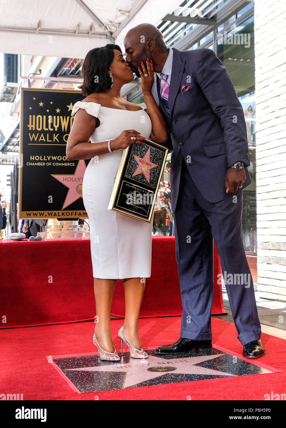 Los Angeles, USA. 11th July, 2018. American actress Niecy Nash kisses her husband Jay Tucker at her star dedication ceremony at the Hollywood Walk of Fame in Los Angeles, the United States, on July 11, 2018. Credit: Zhao Hanrong/Xinhua/Alamy Live News Stock Photo