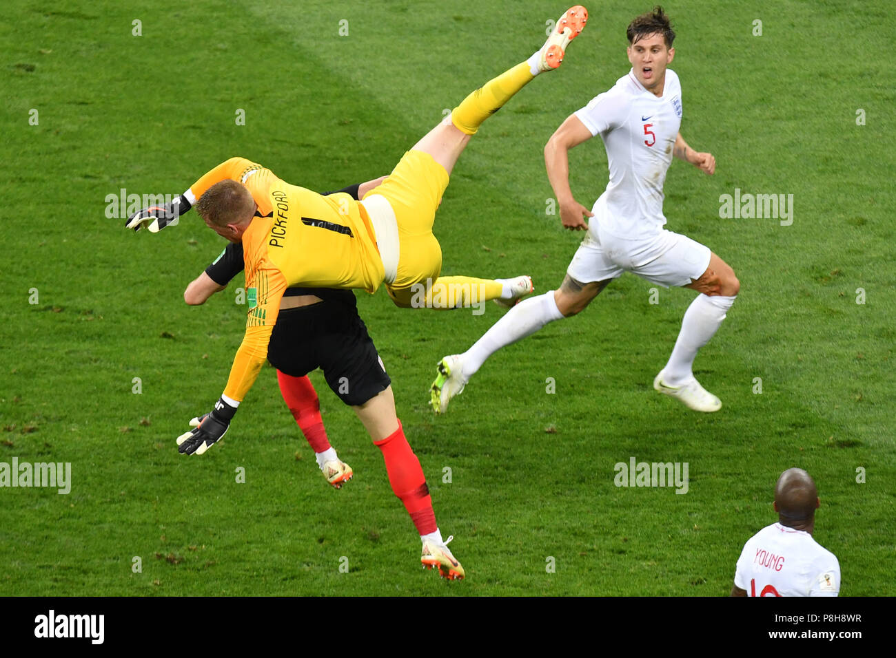 Moscow, Russia. 11th July, 2018.  Goalkeeper Jordan PICKFORD (ENG) jumps, dives over a Croatian player, action, duels, re: John STONES (ENG). Croatia (CRO) - England (ENG) 2-1 nV Semifinals, Round of Four, Match 62 on 07/11/2018 in Moscow, Luzhniki Stadium, Football World Cup 2018 in Russia from 14.06. - 15.07.2018. | usage worldwide Credit: dpa/Alamy Live News Credit: dpa picture alliance/Alamy Live News Stock Photo