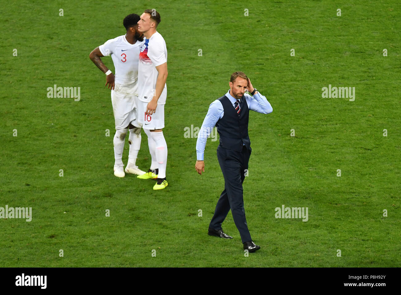 Moscow, Russia. 11th July, 2018.  Gareth SOUTHGATE (coach, ENG) after game end, hi: Danny ROSE (ENG), Phil JONES (ENG) disappointment, frustrated, disappointed, frustrated, dejected, action. Croatia (CRO) - England (ENG) 2-1 nV Semifinals, Round of Four, Match 62 on 07/11/2018 in Moscow, Luzhniki Stadium, Football World Cup 2018 in Russia from 14.06. - 15.07.2018. | usage worldwide Credit: dpa/Alamy Live News Credit: dpa picture alliance/Alamy Live News Stock Photo
