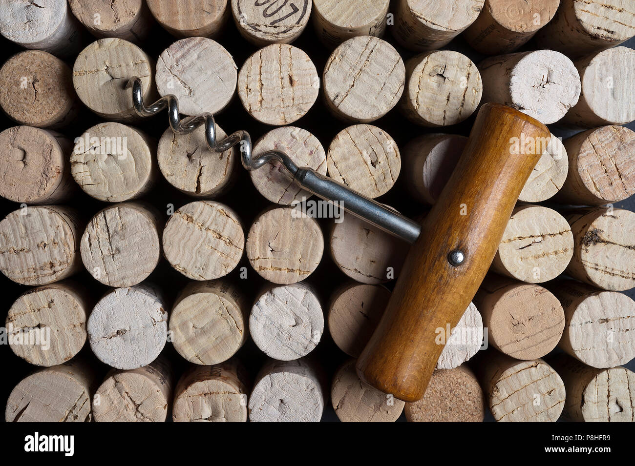 Korkenzieher mit Korken. Corkscrew with cork. Stock Photo