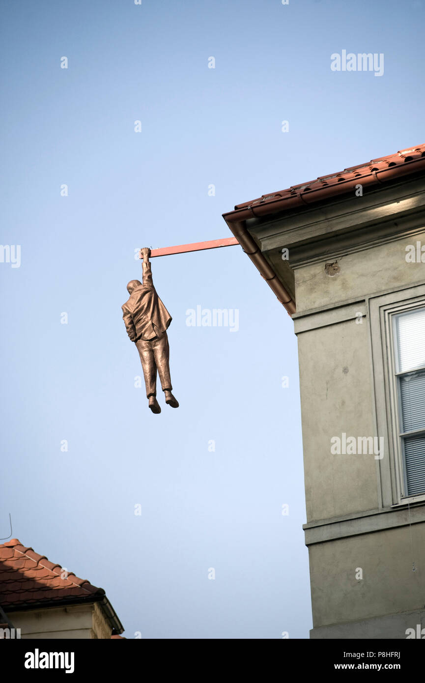 Haengender mann. Symbol fuer Lebensmuede, Gefahr, Abgrund Stock Photo