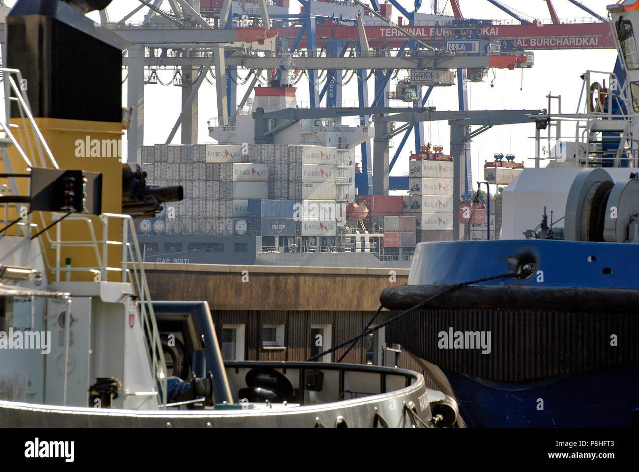 Blick auf das Container-Terminal Burchardkai im Hamburger Hafen. Container der Reederei Hamburg Sued warten aufgestapelt auf dem Container-Schiff Cap  Stock Photo