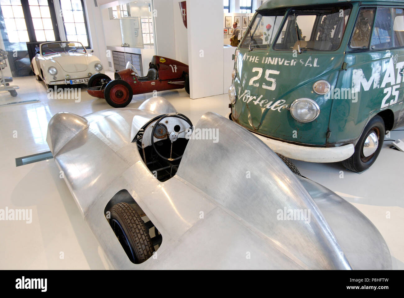 Nahe der Hamburger Speicherstadt hat in der Hafencity die Sammlung Prototyp eröffnet. Prototyp – Personen. Kraft. Wagen. Stock Photo