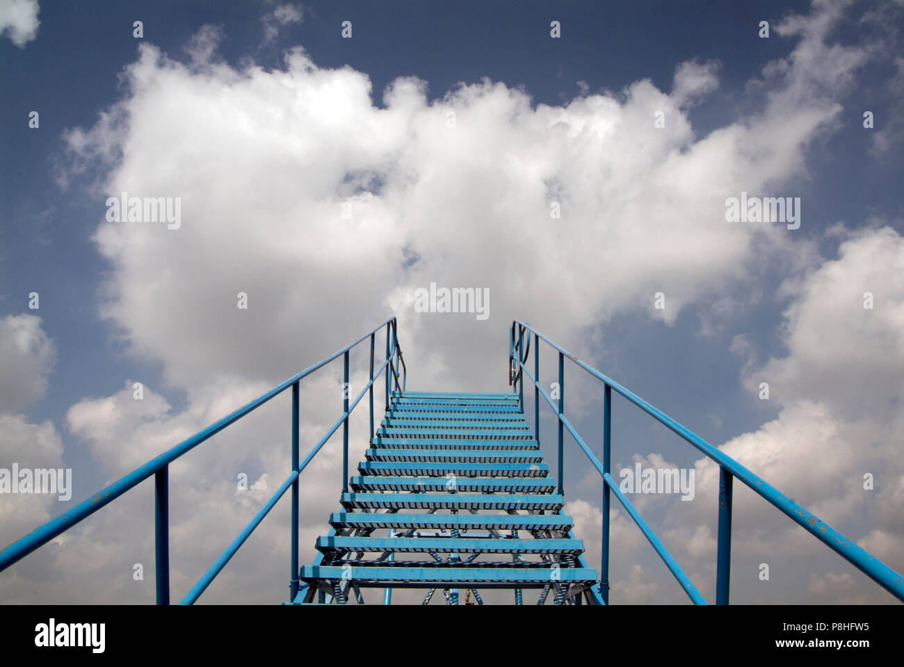 Himmelsleiter. Eine Gangway ist eine Zugangsbruecke oder Zugangstreppe zum Besteigen bzw. Verlassen eines Schiffes oder Flugzeuges. [ CREDIT: (c) Mart Stock Photo