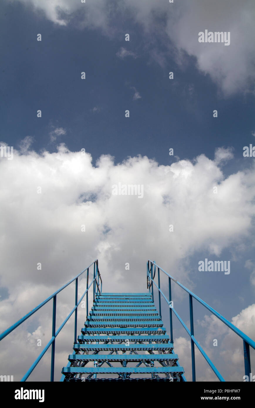 Himmelsleiter. Eine Gangway ist eine Zugangsbruecke oder Zugangstreppe zum Besteigen bzw. Verlassen eines Schiffes oder Flugzeuges. [ CREDIT: (c) Mart Stock Photo