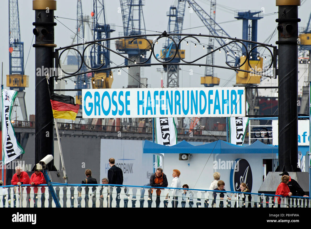 Grosse Hafenrundfahrt, Schild an einem Raddampfer der Reederei Abicht an den Landungsbruecken im Hamburger Hafen. Stock Photo