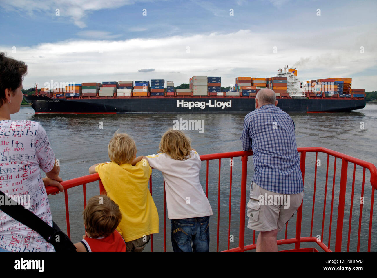 Das Containerschiff Shanghai Express der Reederei Hapag Lloyd verlaesst Hamburg auf der Elbe. Stock Photo