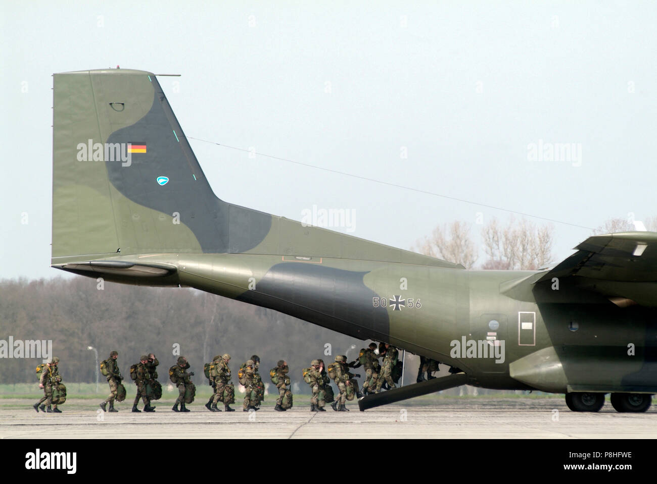 Fallschirmjaeger der Bundeswehr besteigen eine Transall-Transport-Maschine auf dem Fliegerhorst Ahlhorn Stock Photo
