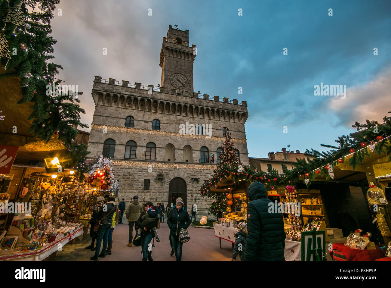 MONTEPULCIANO, ITALY - NOVEMBER 18, 2017: Enchanted atmosphere at the Christmas market in the historic center of Montepulciano with big xmas tree, Tus Stock Photo