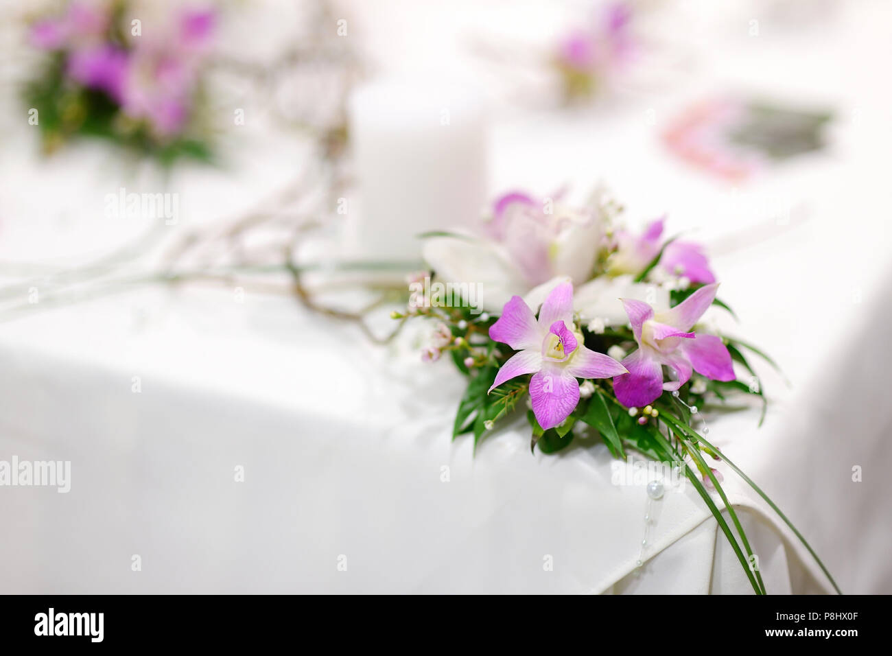 Vase of pink orchids hi-res stock photography and images - Alamy