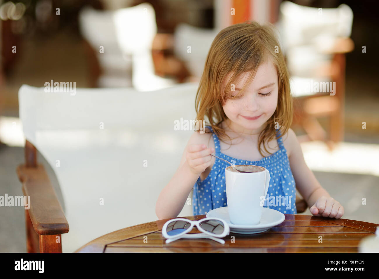 Ребенок пьет какао. Детям можно пить кофе. Кофе ребенку 6 лет. Девушка пьет какао. Чашка чая для детей.