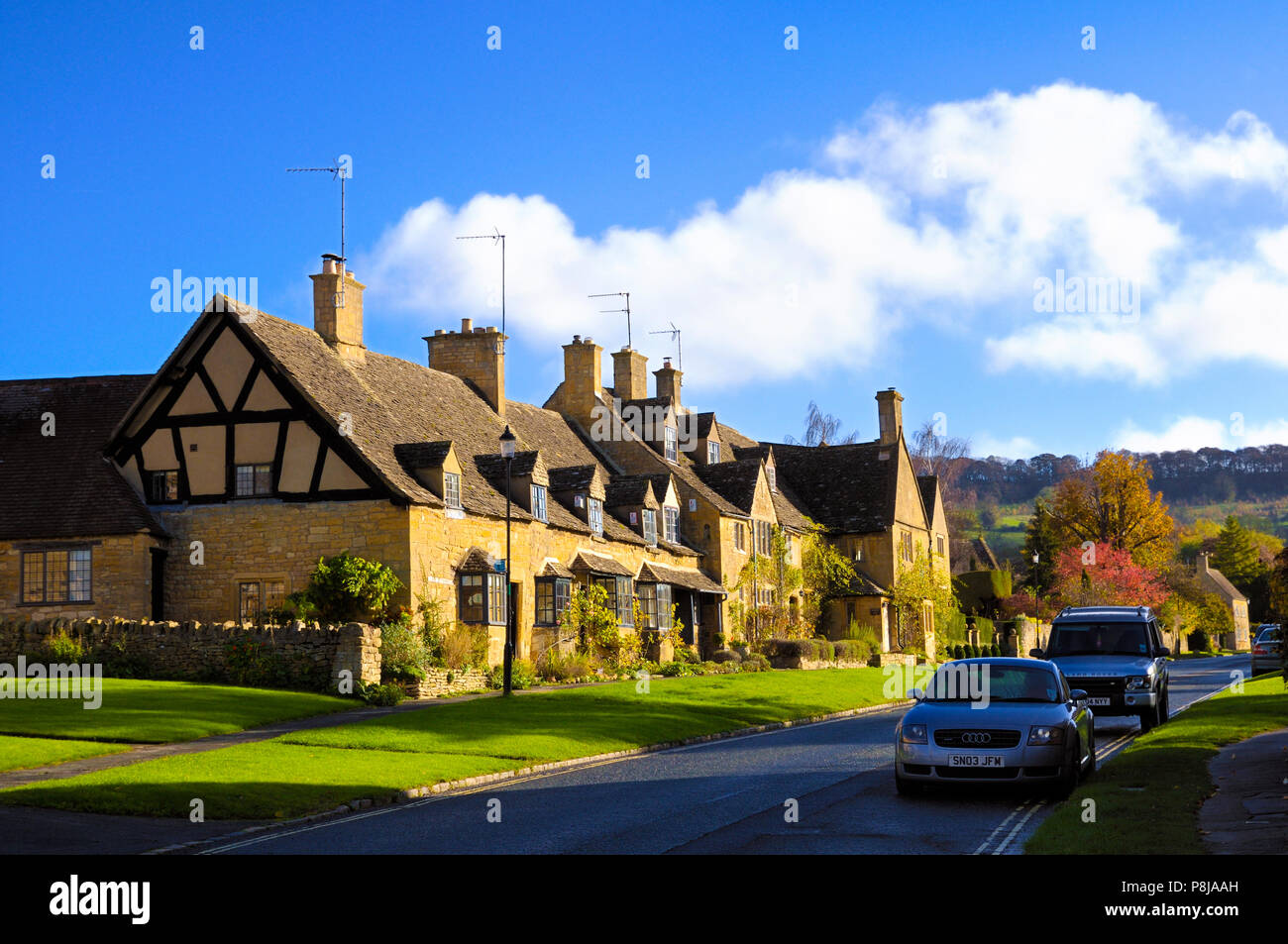 Traditional honey-coloured limestone cottages in the quaint Cotswold village of Broadway, Cotswolds, Worcestershire, England, UK Stock Photo