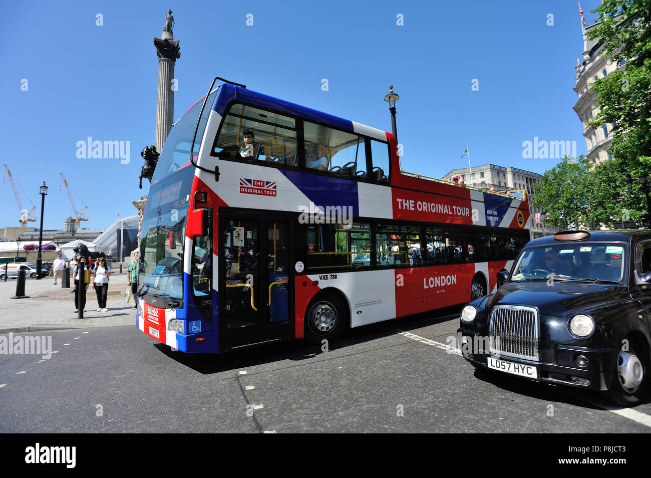 Tour bus & Black cab, Trafalgar Square, London, England, UK Stock Photo ...