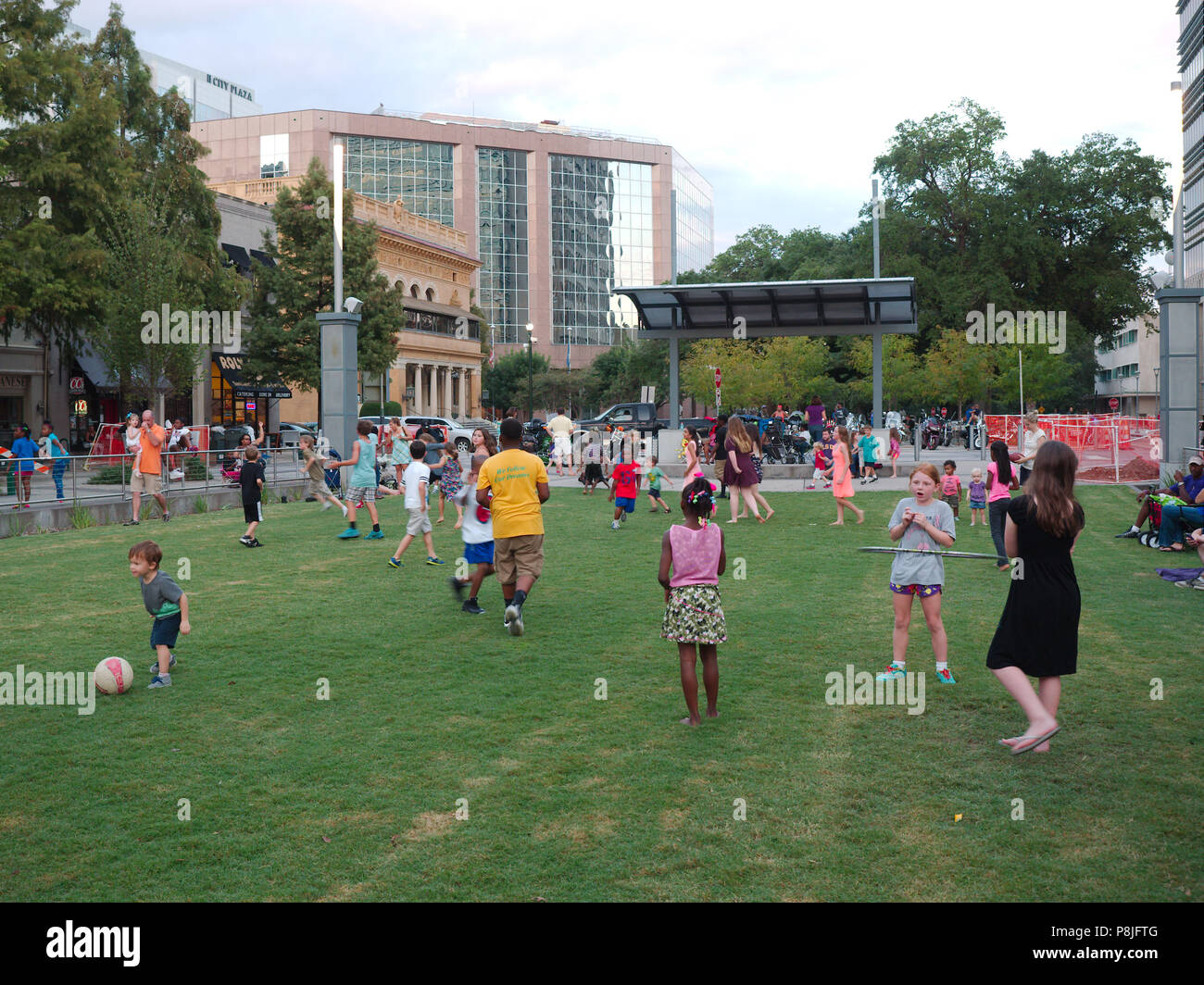 Baton Rouge, Louisiana, USA - 2017: Families enjoy a summer evening at North Boulevard Town Square, located in the Downtown district. Stock Photo