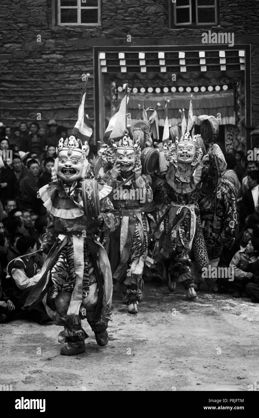 Masked dancers with skulls representing impermanence at the Cham dances, Katok Monastery - Kham, (Tibet), Sichuan, China Stock Photo