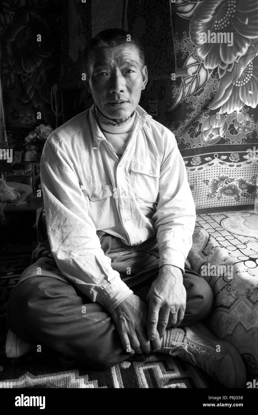 Khampa man at Katok Dorjeden Monastery - Kham, (eastern, Tibet), Sichuan, China Stock Photo