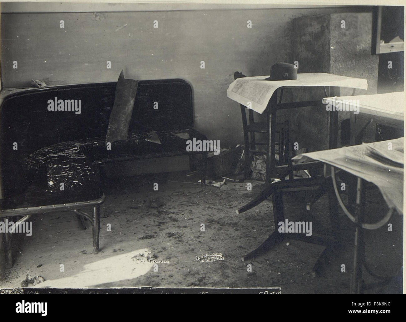 574 Vittorio, durch Fliegerbombe beschädigte Kanzlei. (BildID 15667766) Stock Photo