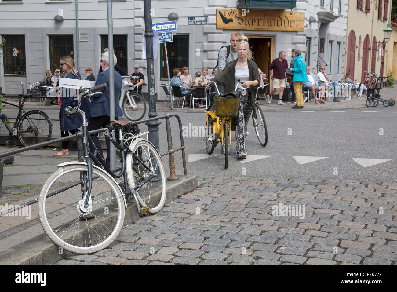 Bikes outside cafe hi-res stock photography images - Alamy
