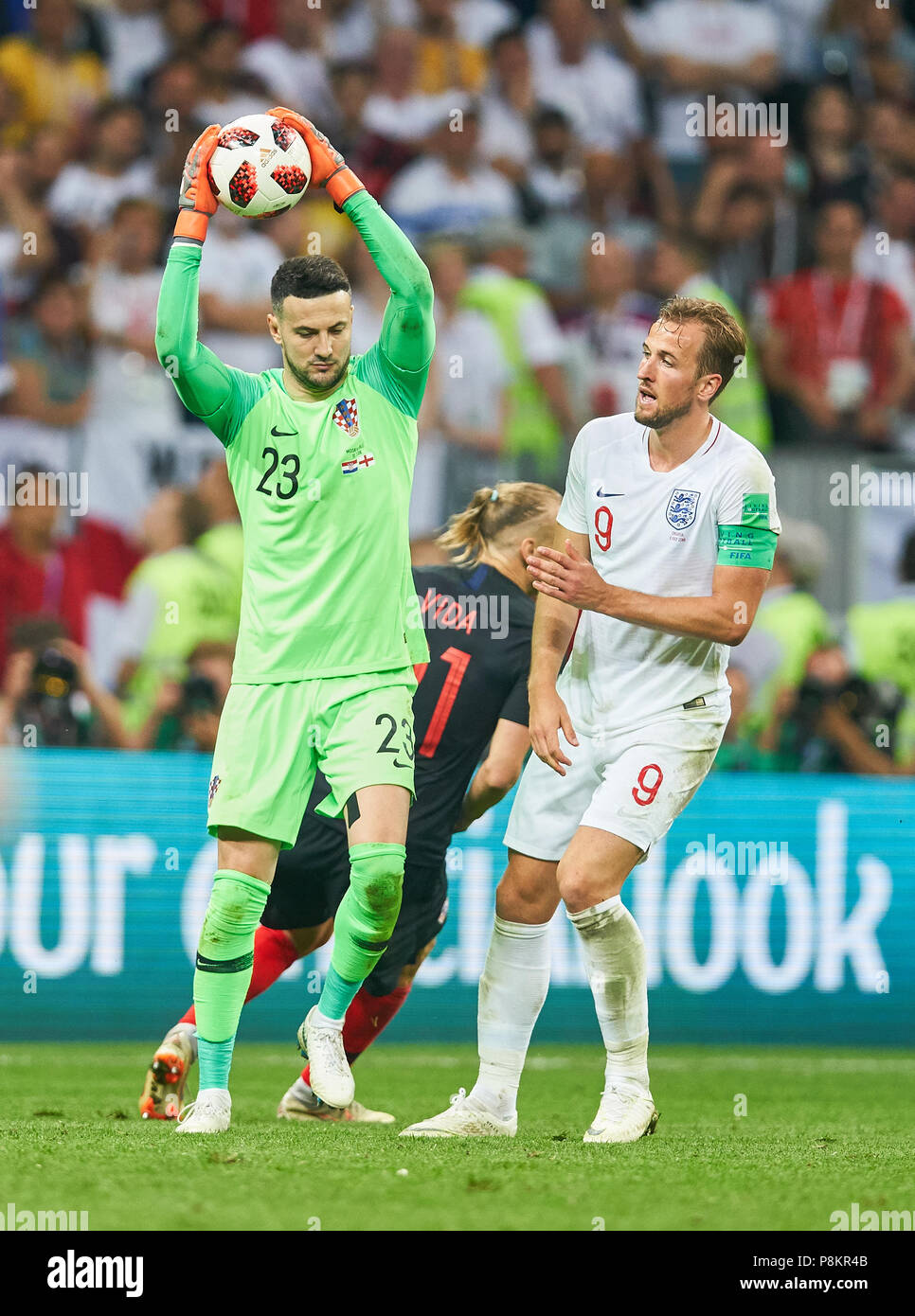 England - Croatia, Soccer, Moscow, July 11, 2018 Daniel SUBASIC, Croatia Nr.23  compete for the ball, tackling, duel, header against Harry KANE, England 9   ENGLAND  - CROATIA 1-2 Football FIFA WORLD CUP 2018 RUSSIA, Semifinal, Season 2018/2019,  July 11, 2018 in Moscow, Russia. © Peter Schatz / Alamy Live News Stock Photo