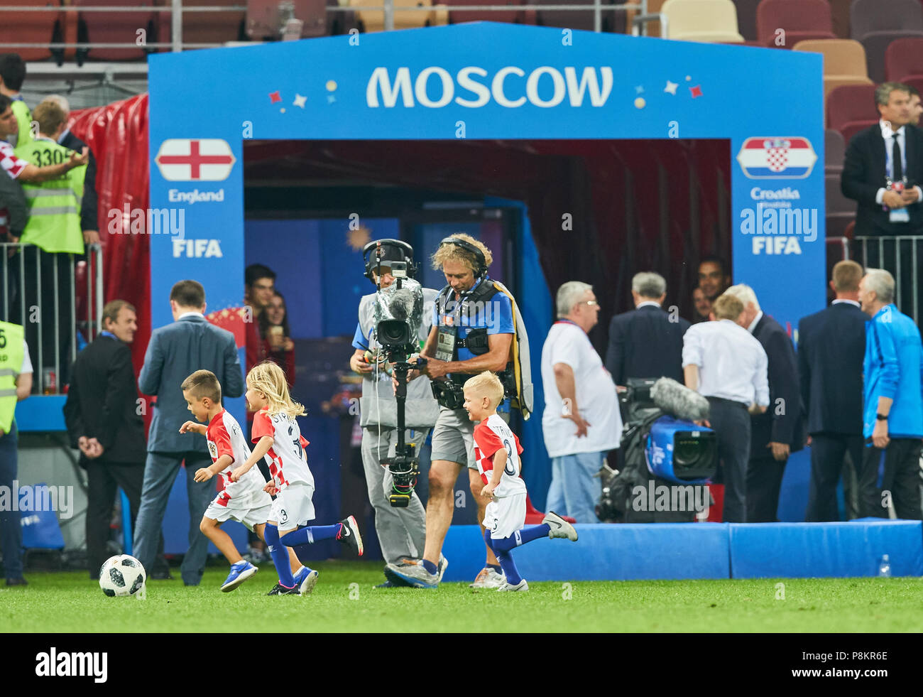 England - Croatia, Soccer, Moscow, July 11, 2018 player children of Ivan PERISIC, Croatia Nr.4  Ivan STRINIC, Croatia Nr.3 play with ball, Cameraman, TV, Camera, Cam, TV Camera, Work, Job, Occupation,  ENGLAND  - CROATIA 1-2 Football FIFA WORLD CUP 2018 RUSSIA, Semifinal, Season 2018/2019,  July 11, 2018 in Moscow, Russia. © Peter Schatz / Alamy Live News Stock Photo