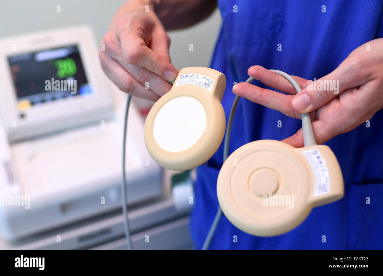 Berlin, Germany. 12th July, 2018. A midwife holds a CTG in the delivery ...