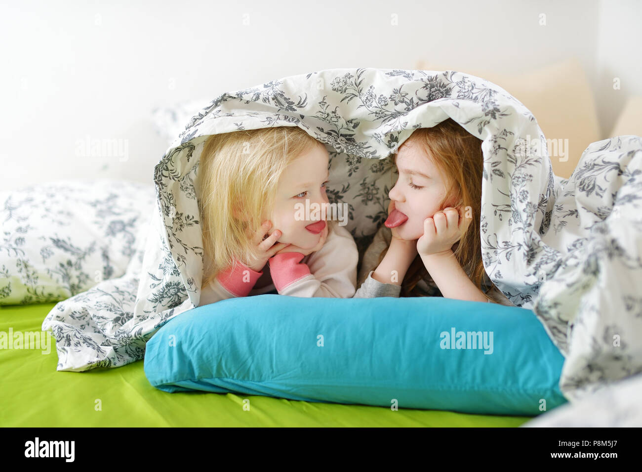 Под одеялом сестренкой