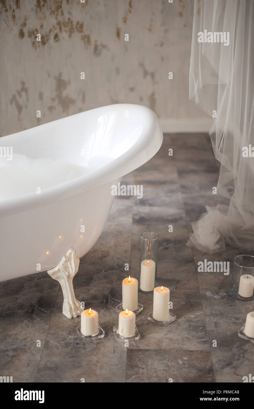 https://c8.alamy.com/comp/P8MCA8/candles-lying-on-the-floor-next-to-the-tub-with-foam-romantic-atmosphere-P8MCA8.jpg