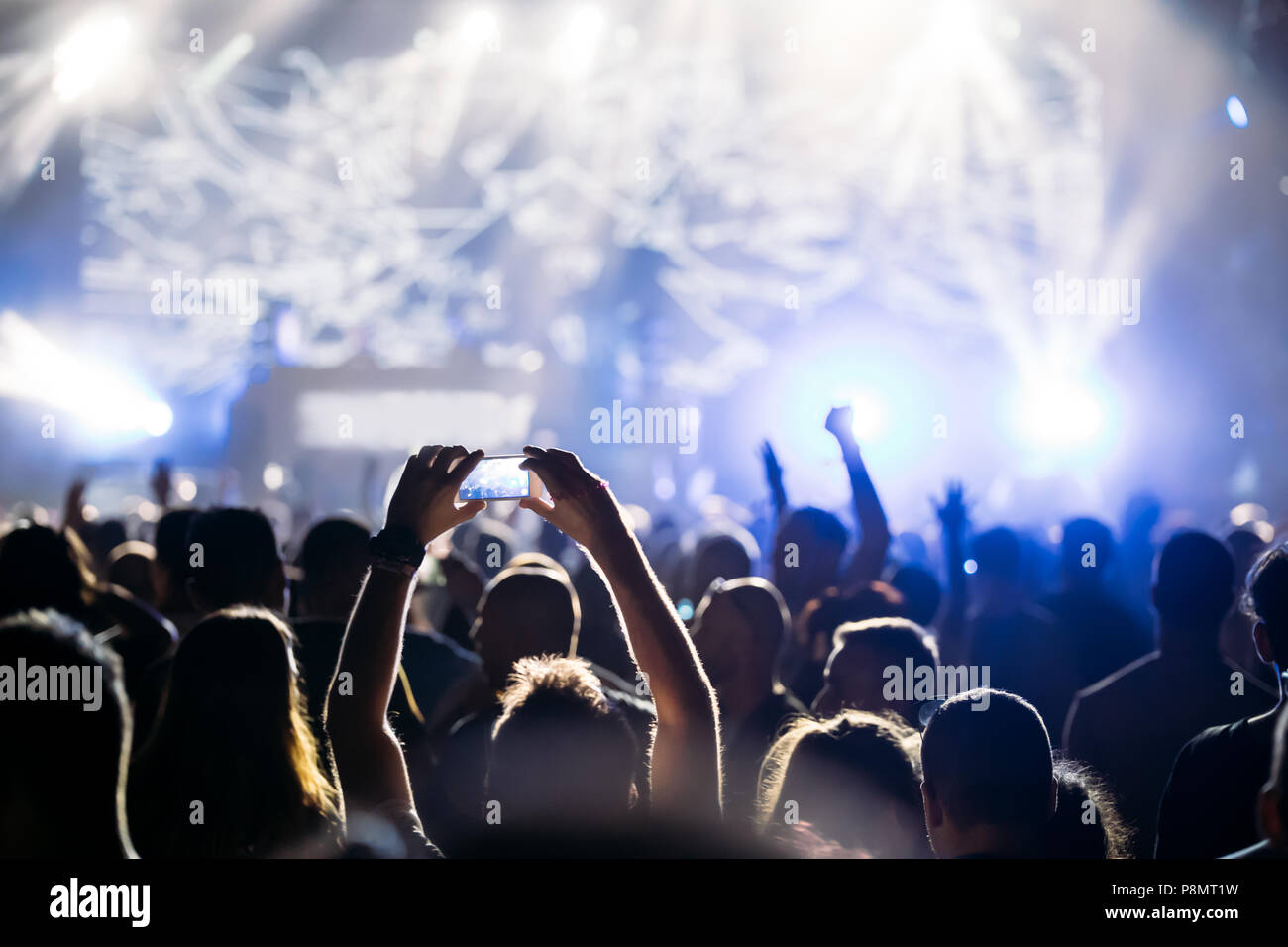 Crowd music hi-res stock photography and images - Alamy