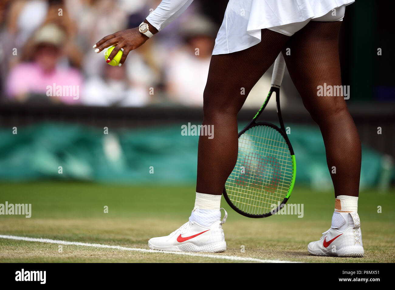 Giraffe Bloedbad Op grote schaal Serena Williams bounces the ball as she prepares to serve on day ten of the  Wimbledon Championships at the All England Lawn Tennis and Croquet Club,  Wimbledon Stock Photo - Alamy