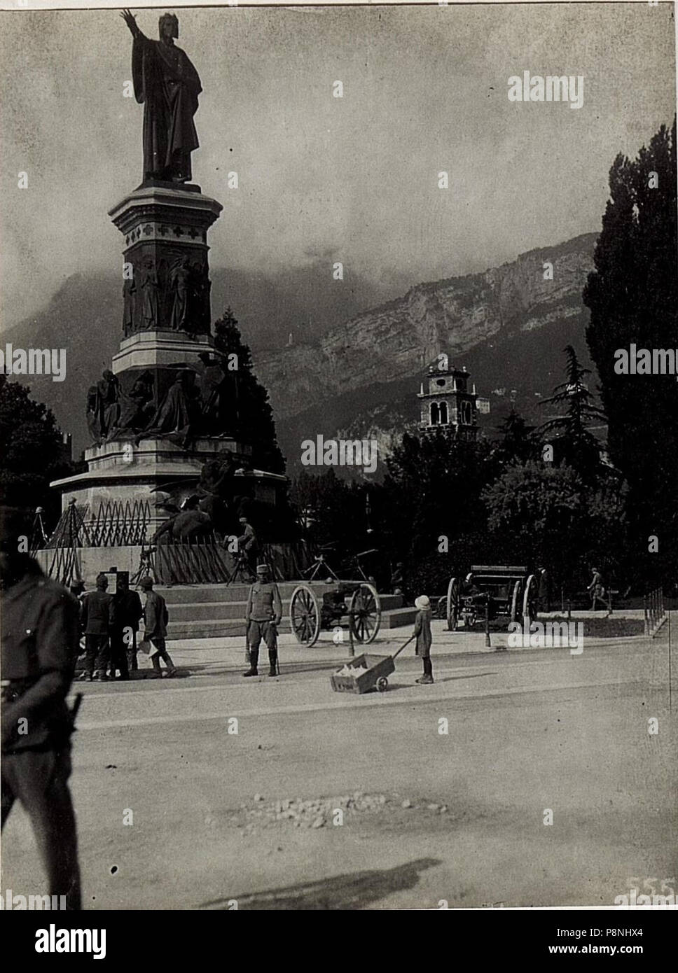 35 Am 20. Mai 1916 erbeutete italienische Geschütze vor dem Dante Denkmal in Trient. (BildID 15580932) Stock Photo