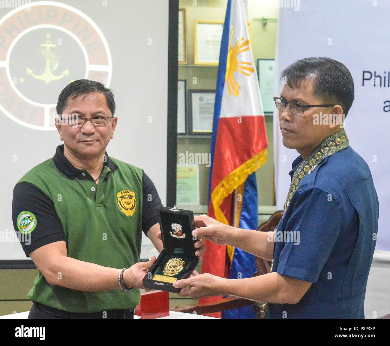 Quezon City, Philippines. 11th July, 2018. TOKEN OF APPRECIATION. Philippine Drug Enforcement Agency (PDEA) Director General Aaron N. Aquino (left) hands over the token of appreciation to Philippine Cost Guard (PCG) Deputy Commandant for Operations Radm Rolando Legaspi (right) at the MOA signing ceremony on war againts drugs on wednesday (July 12, 2018) at the PDEA main activity area, Quezon City. Credit: Robert Oswald Alfiler/Pacific Press/Alamy Live News Stock Photo