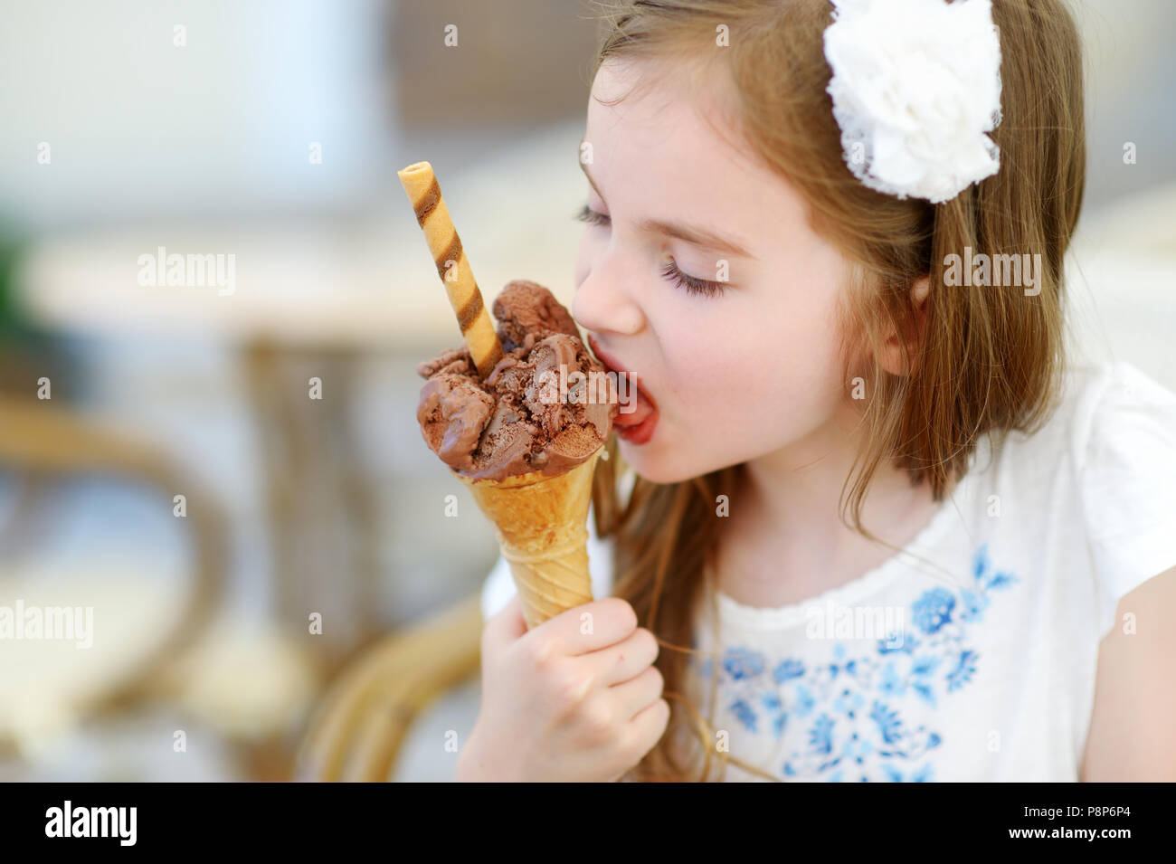 Полизать маленькой девочке. Маленькая девочка и мороженое. Маленькая девочка ест мороженое. Маленькая девочка облизывает мороженое. Ребенок облизывает мороженое.