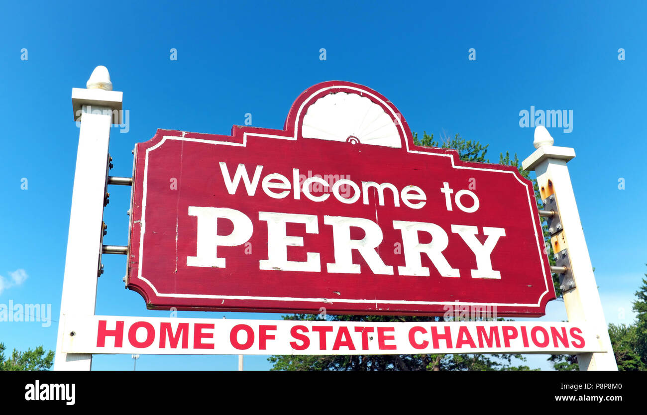 A 'Welcome to Perry' sign marks the border of Perry Township in Perry, Ohio, USA. Stock Photo
